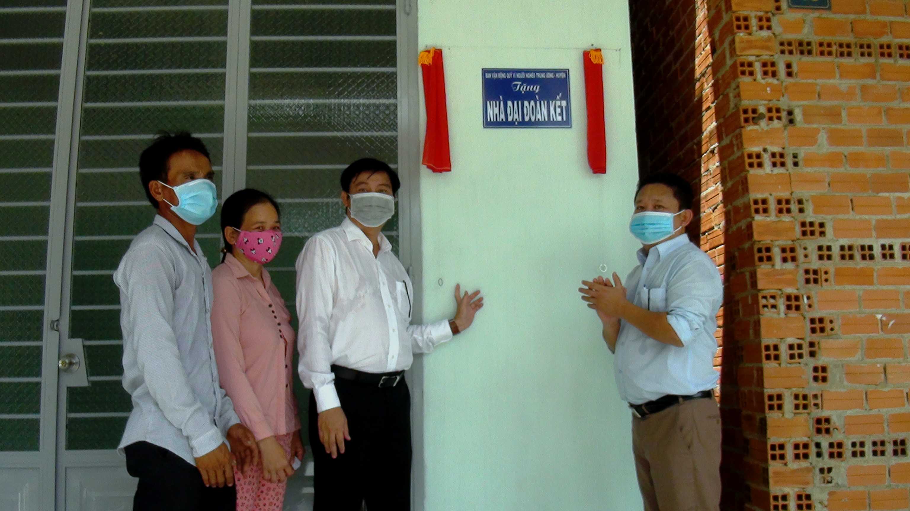 Xã Phan, huyện Dương Minh Châu  trao 2 căn nhà đại đoàn kết cho các đối tượng gặp khó khăn về nhà ở